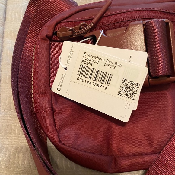 Lululemon Everywhere Belt Bag - Picture 4 of 5